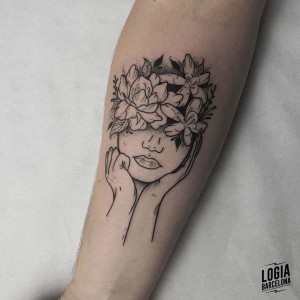 tatuaje_antebrazo_cara_mujer_logiabarcelona_pitus