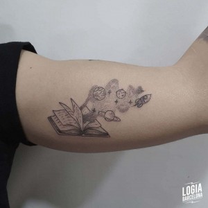 tatuaje_biceps_libro_planetas_logiabarcelona_pitus