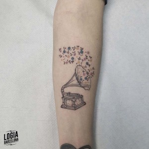 tatuaje_brazo_gramofono_logiabarcelona_pitus