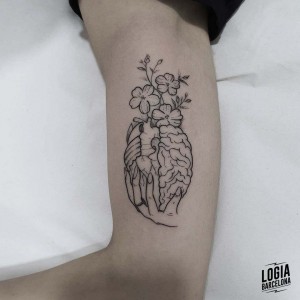 tatuaje_brazo_mano_cerebro_logiabarcelona_pitus