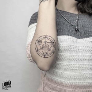 tatuaje_codo_geometria_logiabarcelona_pitus