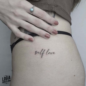 tatuaje_muslo_lettering_logiabarcelona_pitus
