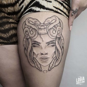 tatuaje_muslo_medusa_logiabarcelona_pitus