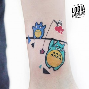 tatuaje_muñeca_totoro_color_logia_barcelona_polyc 