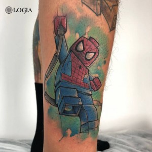 Tatuaje en la pierna Lego Spiderman