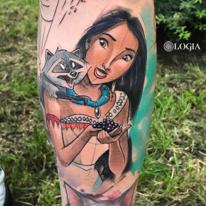 Tatuaje Pocahontas en la pierna Rzychu