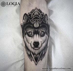 tatuaje-brazo-lobo-Logia-Barcelona-Snot 