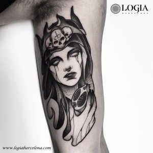 tatuaje-brazo-mujer-Logia-Barcelona-Snot 