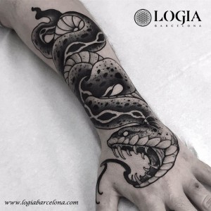 tatuaje-brazo-serpiente-Logia-Barcelona-Snot 