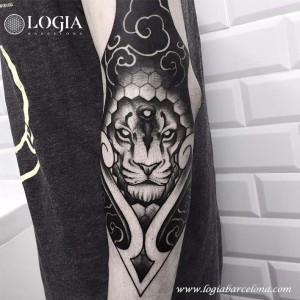 tatuaje-brazo-togre-Logia-Barcelona-Snot 