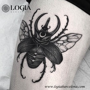 tatuaje-pierna-escarabajo-Logia-Barcelona-Snot 