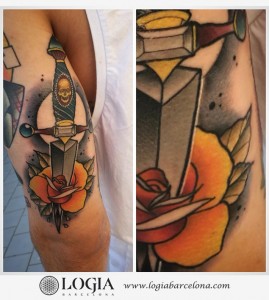 tatuaje-brazo-puñal-logia-barcelona-sauco    