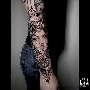 tatuaje_brazo_guerrera_serpientes_logiabarcelona_sulsu