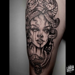 tatuaje_muslo_medusa_joya_logiabarcelona_sulsu