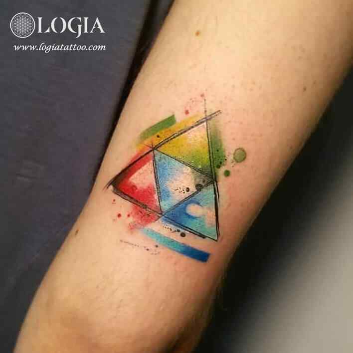 tatuaje encima del codo triangulo logia barcelona