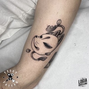 tatuaje_brazo_mascara_gato_japonesa_terry_logiabarcelona 