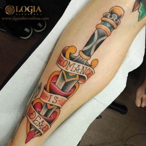 tatuaje-pierna-puñal-logia-barcelona-tokio 
