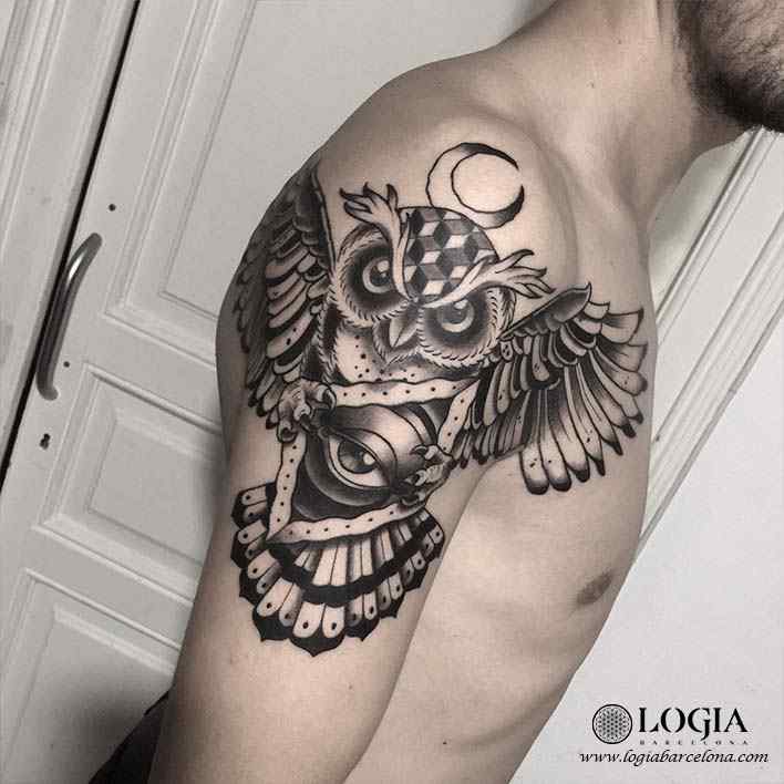 tatuaje buho luna brazo logia barcelona