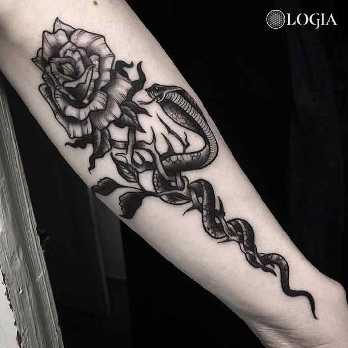 tatuaje cobra y rosa tatuador Victor Dalmau Logia Barcelona