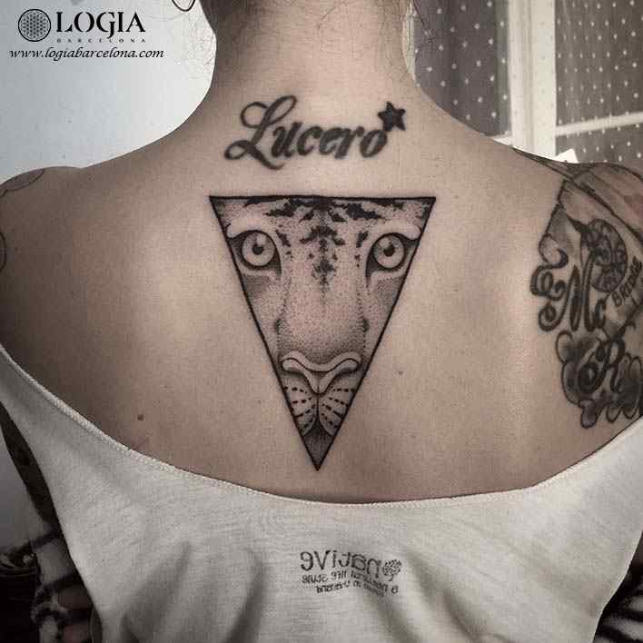 tatuajes en la nuca trust lettering puntillismo logia barcelona