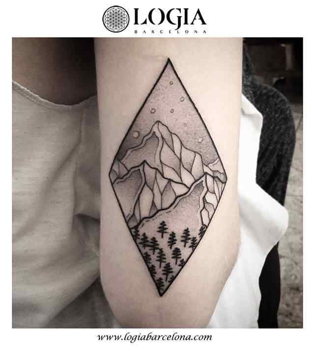 tatuaje paisaje montaña encima del codo logia barcelona