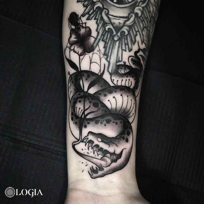 tatuaje serpiente en el brazo Victor Dalmau Logia Barcelona