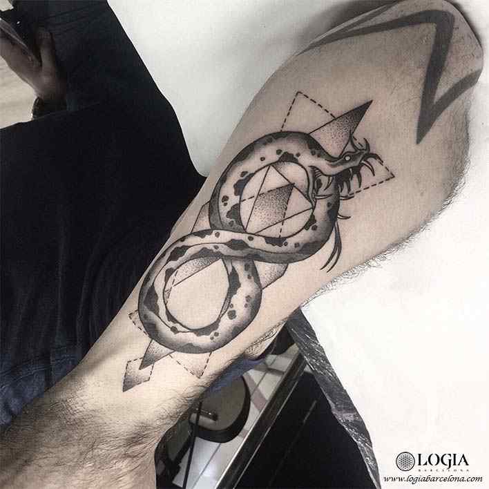 tattoo infinito serpiente tatuador Victor Dalmau Logia Barcelona