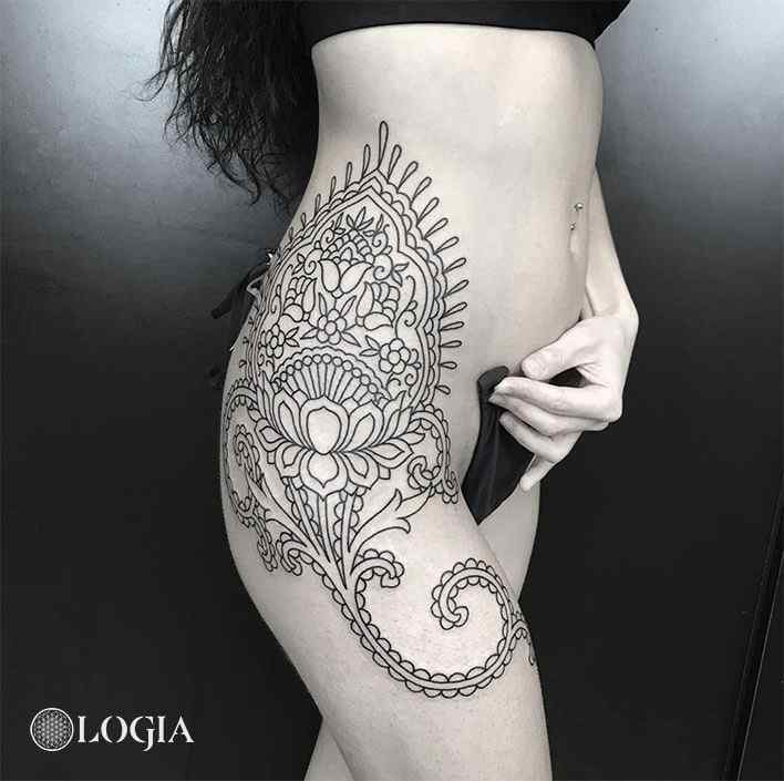 tatuaje elegante mandala cadera flor willian spindola logia barcelona