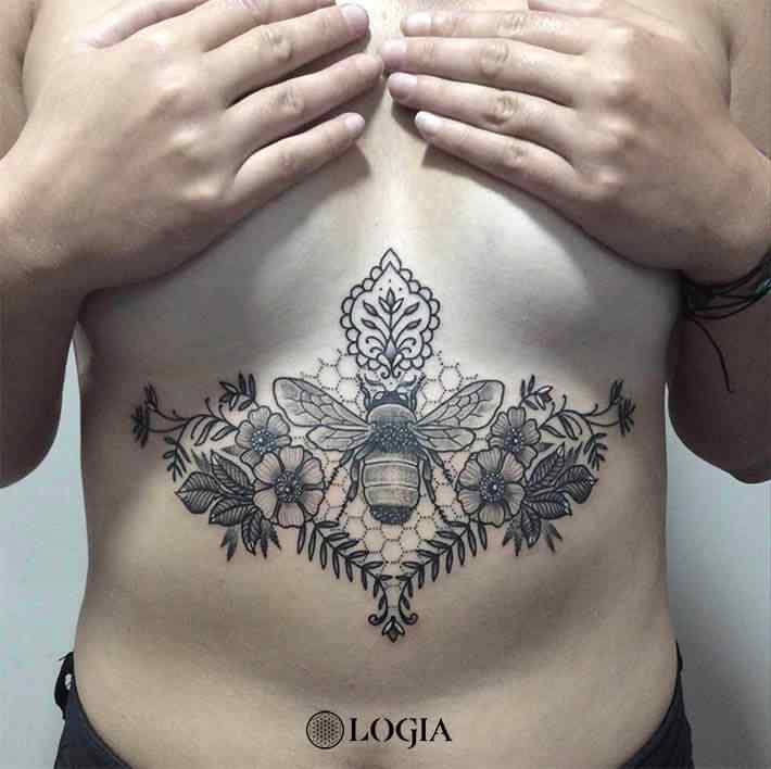 tatuaje pecho underboob abeja flores logia tattoo 