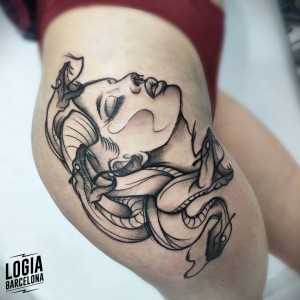 tatuaje_muslo_cabeza_medusa_logia_barcelona_yeik 