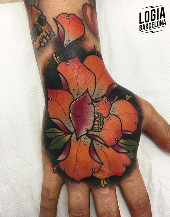 tatuaje mano mujer flor logia barcelona