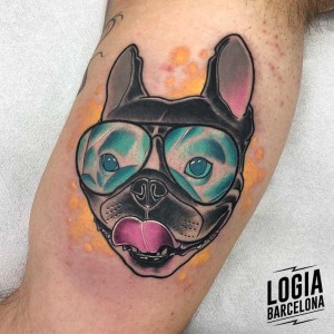 tatuaje_bulldog_frances_gafas_brazo_yer_tattoo_logia_barcelona 