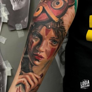 tatuaje_brazo_cara_chica_logia_barcelona_ghantzo
