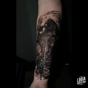 tatuaje_brazo_cara_mujer_bosque_logia_barcelona_ghantzo