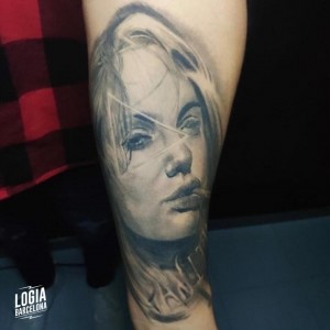 tatuaje_brazo_cara_mujer_brazo_logia_barcelona_ghantzo