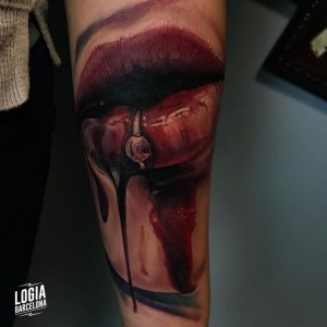 tatuaje_brazo_labios_sangre_piercing_logia_barcelona_ghantzo