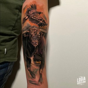 tatuaje_brazo_toro_aguila_logia_barcelona_ghantzo