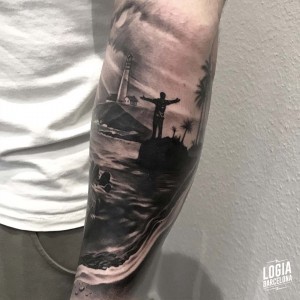 tatuaje_brazo_faro_hombre_paisaje_logiabarcelona_javier_jas      