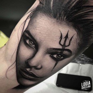 tatuaje_brazo_mujer_cara_tridente_logiabarcelona_javier_jas      
