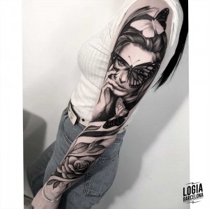 tatuaje_brazo_mujer_mariposa_flores_logiabarcelona_javier_jas      